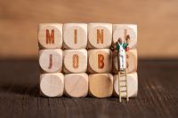 Foto: Holzwürfel mit Aufschrift Miniob